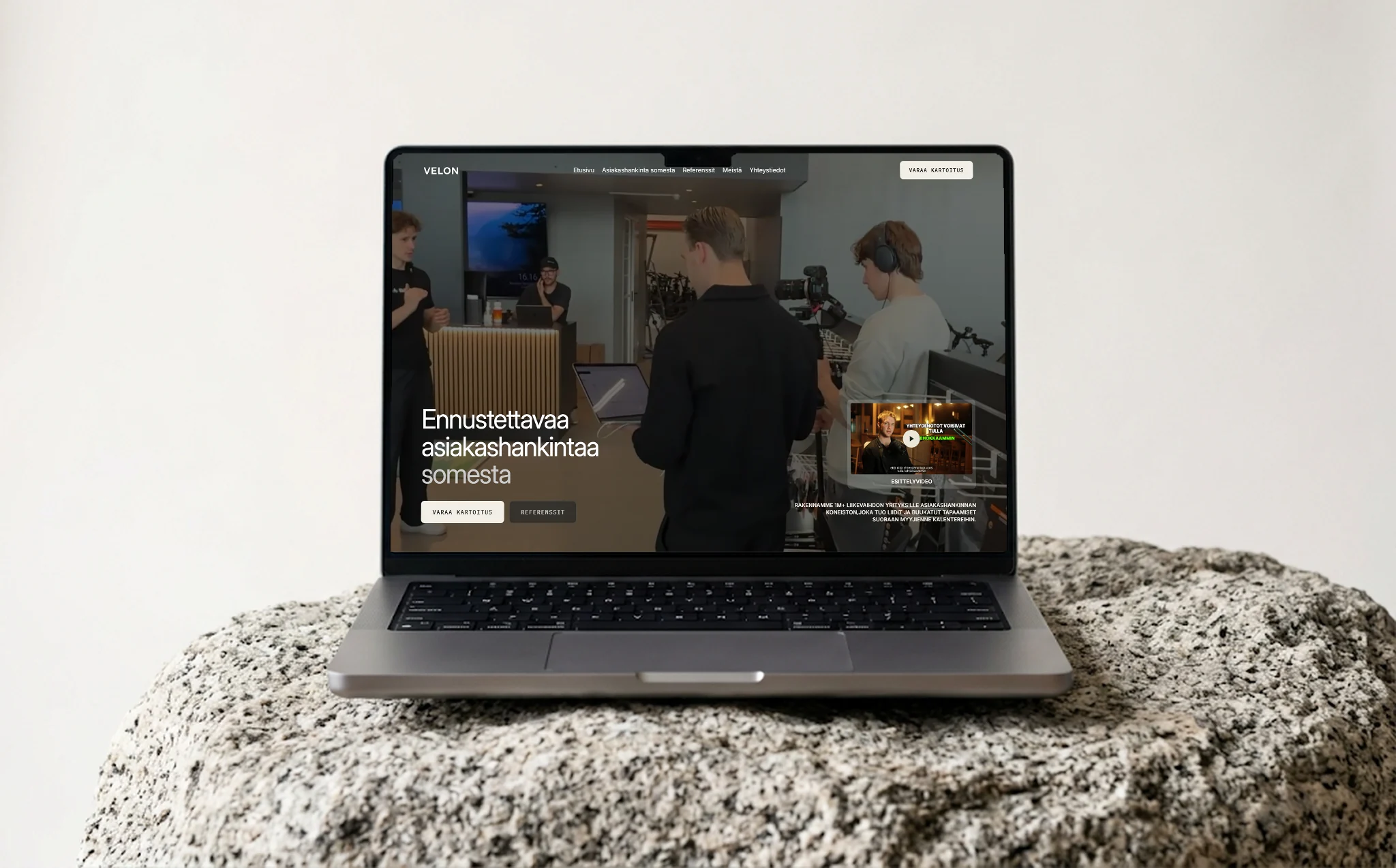 Yrityksen kotisivut Kuopiossa, mockup läppärin ruudulla