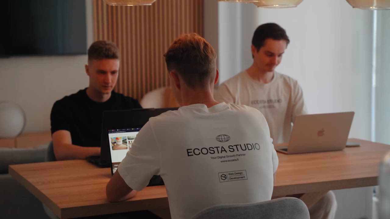 Ecosta Studion tiimi töissä studiolla